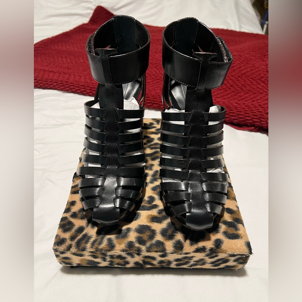 BCBGMaxAzria BLACK VEG LEATHER 4 INCH CAGED HEELS 8M. Worn Only 1 Time.